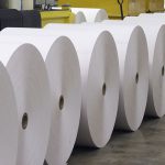 Como o setor de papel e celulose contribui para a preservação do meio ambiente